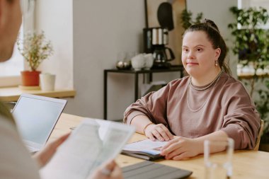 Down sendromu olan ve ünlü bir şirkette iş görüşmesinde tanınmayan bir kadın başvuru sahibi.