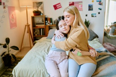 Sevecen anne kızını protez koluyla nazikçe kucaklarken rahat, kişiselleştirilmiş yatak odasında etrafını bitkiler, dekorasyonlar ve çeşitli eşyalar sergiliyor.