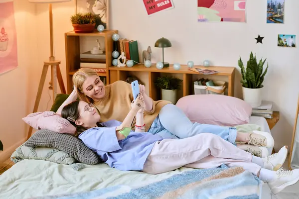 Ebeveyn ve protez elli güzel kızı rahat bir yatakta rahatlıyor, gülümsüyor ve güzel dekore edilmiş, bitkilerle, kitaplarla ve dekoratif eşyalarla dolu bir odada selfie çekiyor.