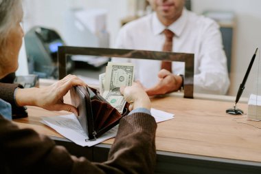 Modern banka ortamında iş ortamında banka çalışanlarına para ve mali işlem sunan kıdemli kişi