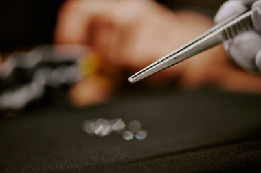 Endüstriyel bir ortamda karmaşık detaylar ve dikkatli işçilik gösteren hassas bir araç kullanarak metal bileşenleri birleştirmek