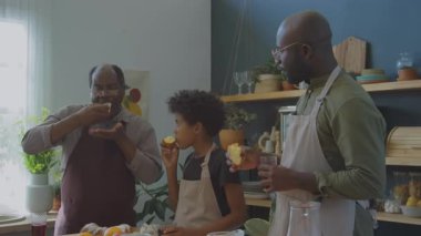 Çok nesildir siyahi olan aile evde geleneksel Kuzey Afrika yemekleri pişirirken Meskouta keki yiyor ve tadını çıkarıyor.