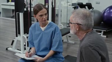 Son sınıf öğrencisi, spor salonundaki bankta otururken panoya yazı yazan genç bir kadın rehabilitasyon uzmanına dirsek ağrısı şikâyetinde bulunmuş.