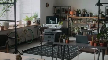 Bir sürü kapalı alan fabrikası, dizüstü bilgisayarlı rahat iş yerleri, bisiklet ve bilgisayar programlama kodlarıyla dolu modern açık plan ofisinin arka planında