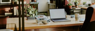 IT şirketinin ofisinde yeşil santrallerle süslenmiş boş programcı çalışma alanı web sitesi afişi