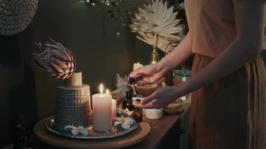 Tanımlanamayan kadın masaj terapisti ellerinde gerekli yağlarla spa 'da masaj seansına hazırlanıyor.