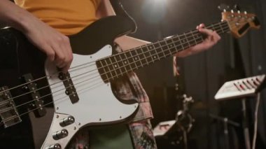 Profesyonel stüdyoda elektro gitar çalan tanınmamış genç müzisyenin yakın plan çekimi.