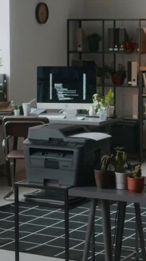Masanın üzerinde duran çok fonksiyonlu yazıcıyla modern ofis içinin dikey görüntüsü, bilgisayar programlama kodu, masalar ve kapalı tesisler