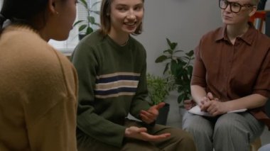 Çevre dostu güneş ışığı odasındaki grup terapi seansına katılan üç kadının yakın çekim çekimleri.