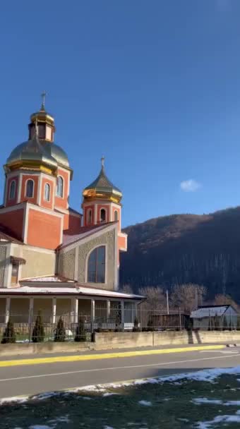 Belle Église Orthodoxe Près Route Asphaltée Dans Une Petite Ville — Video