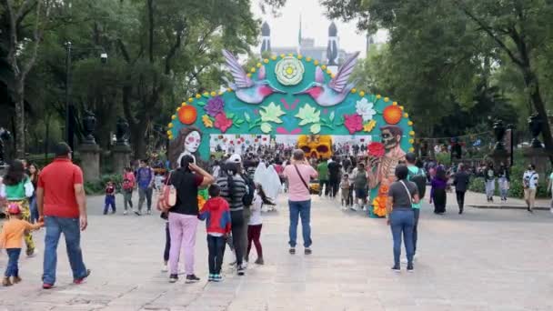 墨西哥墨西哥城 2022年11月 人们参观查普尔特佩克森林 那里到处是纪念死亡日的装饰品 这是墨西哥文化中最重要的节日之一 — 图库视频影像