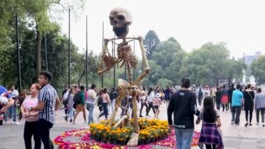 Mexico City, Meksika - Kasım 2022: Aileler, ülkenin en önemli şenliklerinden biri olan Ölüler Günü 'nün heykellerinden birinde fotoğraf çekiyorlar..