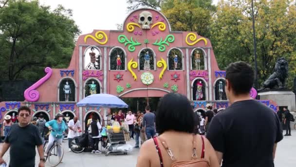 墨西哥墨西哥城 2022年11月 查普尔特佩克森林入口装饰有 死亡日 家人参观森林 观看与节日有关的祭祀和雕塑 — 图库视频影像