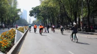 Mexico City, Mexico - Kasım 2022: Ölüler Günü kutlamaları için Paseo de la Reforma Bulvarı boyunca bisiklet sürmek, bu şenlik sırasında insanlar adakların tadını çıkarmak için yürüyüşe çıkar..