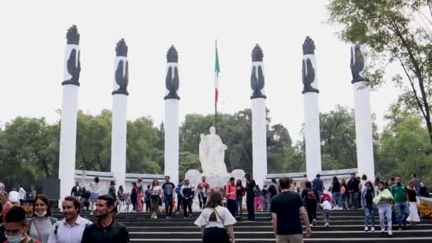 墨西哥墨西哥城 2022年11月 在纪念死难者日期间 许多家庭聚集在查普尔特佩克森林中的母亲纪念碑 共同纪念祭品 — 图库视频影像