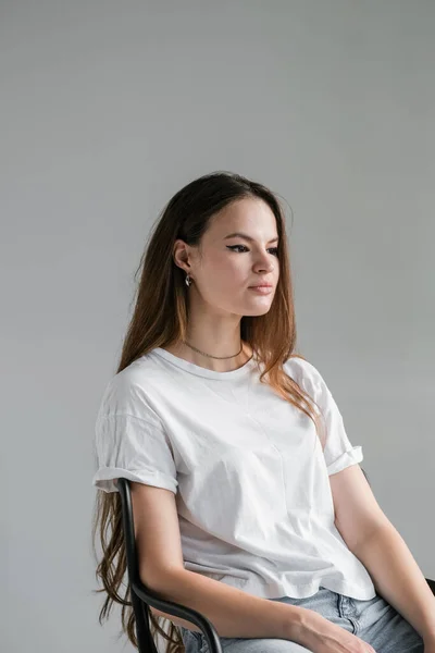 Piękna Młoda Kobieta Podstawowej Białej Bawełnianej Koszulce Długimi Włosami Ubrana — Zdjęcie stockowe