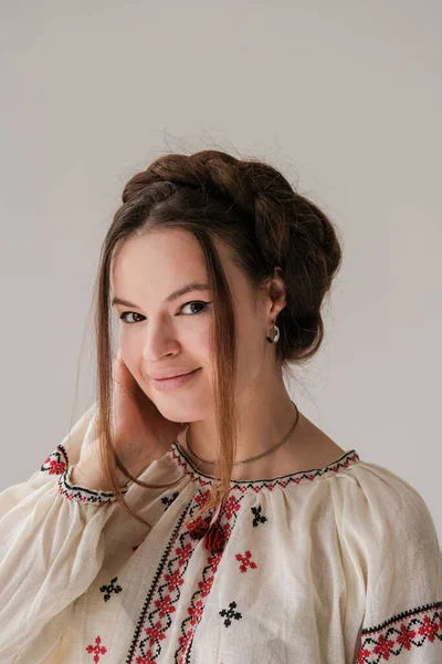 美しいウクライナの少女は 編組されたヘアスタイルの伝統的な刺繍されたシャツを着ています ウクライナの少女はヴィシュヴァンカという伝統的なシャツを着ています ウクライナのVishyvankasはウクライナの刺繍に特有の刺繍の特徴によって区別されます — ストック写真