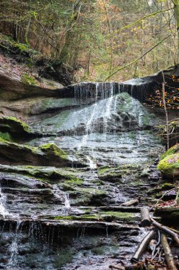 Güney Almanya 'da bir vadide bir şelalenin uzun pozu