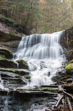 Güney Almanya 'da bir vadide bir şelalenin uzun pozu