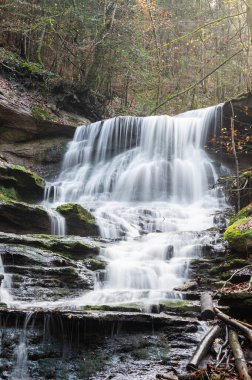 Güney Almanya 'da bir vadide bir şelalenin uzun pozu