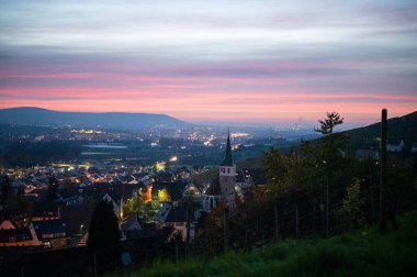 Kasabalı bir vadideki üzüm bağlarından akşam manzarası