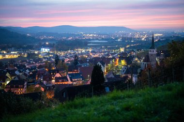 Kasabalı bir vadideki üzüm bağlarından akşam manzarası