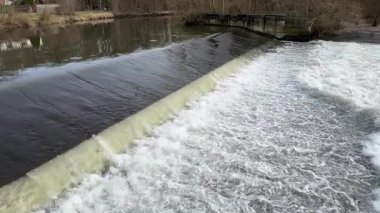 Su yavaş çekimde akıyor.