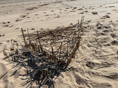 Küçük bir sahil üzerine bir sazlık inşa edildi.