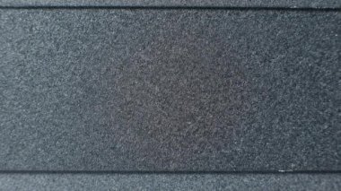 Kamera gövdesindeki eski bir kameranın deklanşör mekanizmasının aktifleştirilmesi. Arka planda krom anahtar var. Kamera kapağı açık, detaylı çekim. Klasik kamera panjurları.