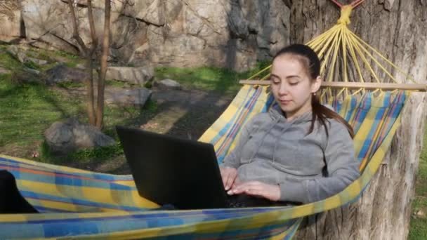 Une Fille Dans Hamac Avec Ordinateur Portable Travaille Distance Dans — Video
