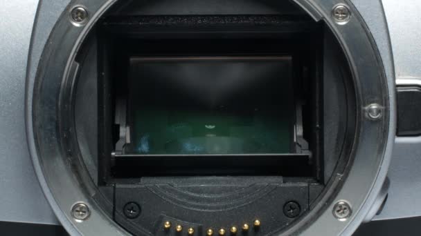 Kamera Gövdesindeki Eski Bir Kameranın Deklanşör Mekanizmasının Aktifleştirilmesi Arka Planda — Stok video
