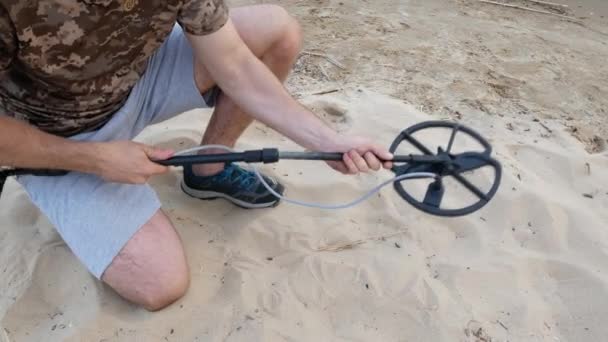 Seorang Pria Mengumpulkan Logam Detektor Bagian Pantai Berpasir — Stok Video