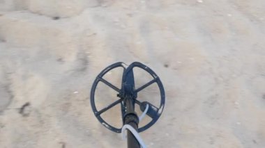 Metal dedektörle kumda yapılan araştırmaya yakından bakın. Metal dedektör bobini.