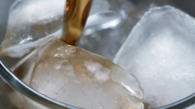 Bir bardak Cola Baloncuğu ve Buz Küpü..