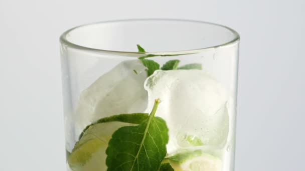 Bebida Carbonatada Mojito Limonada Fría Primer Plano Refresco Tónico Gaseoso — Vídeos de Stock