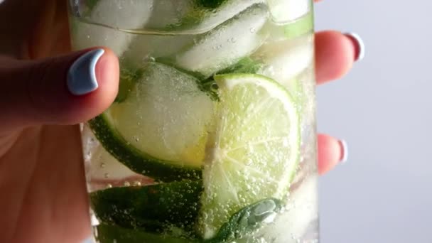 Kall Lemonad Mojito Cocktail Kolsyrad Dryck Närbild Uppfriskande Läsk Tonic — Stockvideo