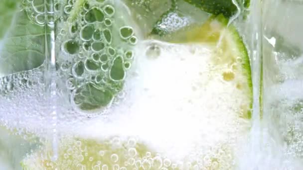 Κρύα Λεμονάδα Κοκτέιλ Μοχίτο Ανθρακούχο Ποτό Closeup Δροσιστικό Σόδα Τονωτικό — Αρχείο Βίντεο
