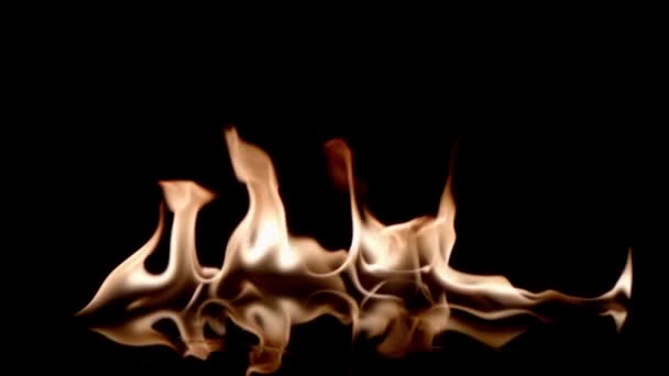 Крупный План Горизонтальная Полоса Огня Черном Фоне Замедленной Съемки — стоковое видео