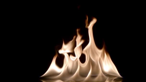 Крупный План Горизонтальная Полоса Огня Черном Фоне Замедленной Съемки — стоковое видео