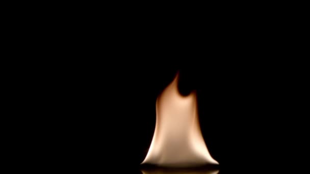 火势在黑色背景下缓慢移动 把空气吹到火上就灭了 — 图库视频影像