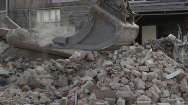 Primer Plano Excavadora Cubo Que Trabaja Para Deshacerse Basura Sitio — Vídeo de stock