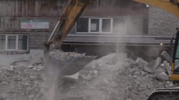 Close Bucket Excavator Working Get Rid Rubbish Demolition Site Dismantling — Stock Video