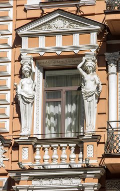 Kyiv, 96 Saksahanskoho caddesinde eski bir ev. Ön cephede sütunlar