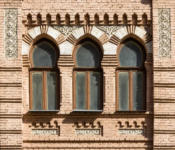 2 Olhynska Caddesi, Kyiv 'de. Fas tarzında pencereler