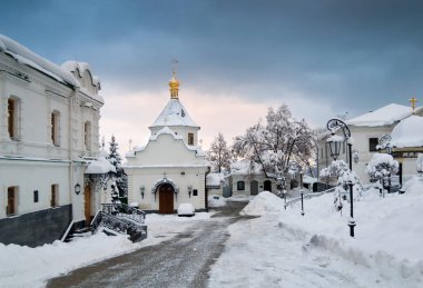 Kış Kyiv Pechersk Lavra. Uzak Mağaralar 'ın ve St. Anne' in Gebeliği Kilisesi 'nin manzarası.