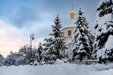 Kiev-Pechersk Lavra. St. Anne Kilisesi 'nin kış manzarası
