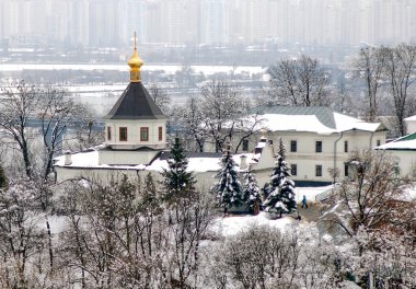 Kış Ortodoks Manastırı Kyiv Pechersk Lavra. Uzak mağaralar ve St. Anne kavramı kilisesi.