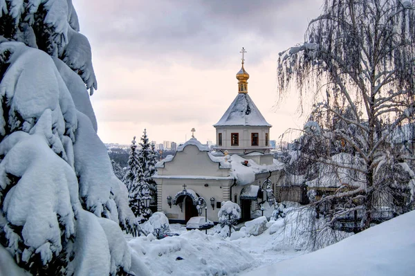 冬季正统修道院 Kyiv Pechersk Lavra的遥远洞穴领土 — 图库照片
