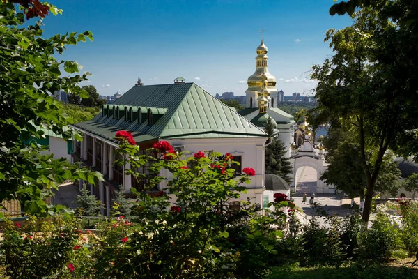 Cerca Cuevas Kiev Pechersk Lavra Iglesia Células Monásticas Rosas Primer —  Fotos de Stock