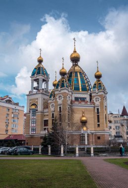 Kyiv. Güzel bulutlu gökyüzünün arka planında Ortodoks Kilisesi